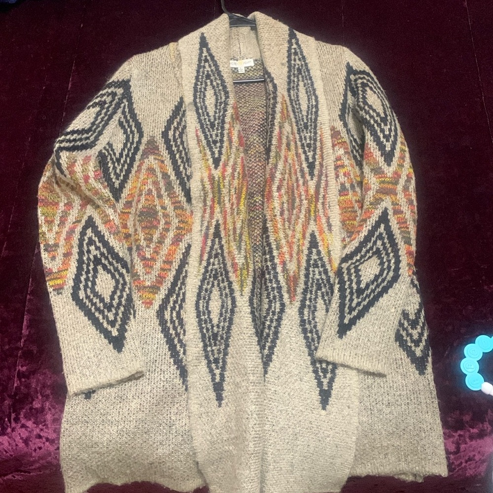 Sweater! Worn previously but free of any damage or stains!